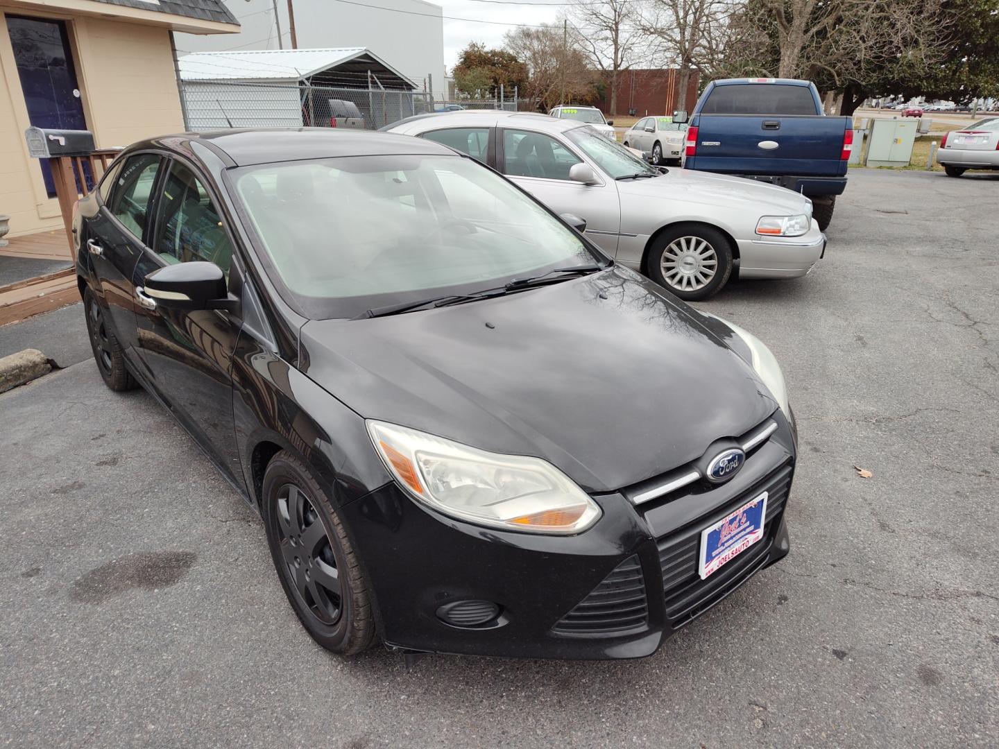 2014 Black Ford Focus (1FADP3F27EL) , Automatic transmission, located at 5700 Curlew Drive, Norfolk, VA, 23502, (757) 455-6330, 36.841885, -76.209412 - Photo#5